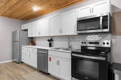 Full kitchen with stove/oven and dishwasher!