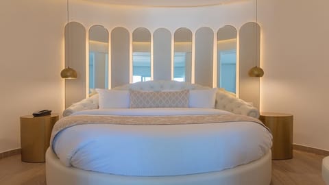 Unit with round bed