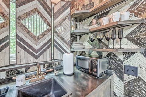 For quick snacks or a warm beverage, the kitchen is equipped with a perfectly integrated microwave.