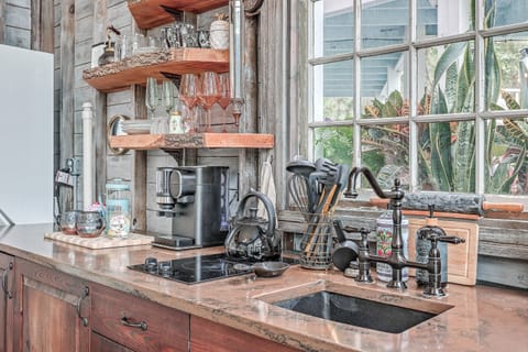 No need to pack the basics—we provide ample dishes for all your homemade meals.