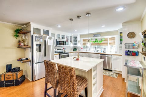 Kitchen | Island w/ Seating | Dishwasher | Keurig Coffee Maker