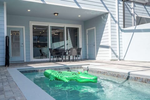 Private Pool & Patio – Take a dip in your screened-in pool, complete with a fun alligator float!