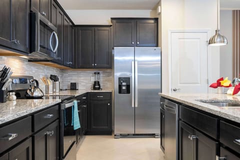 Kitchen & Dining Area – A fully equipped kitchen and spacious dining area make mealtime a breeze.