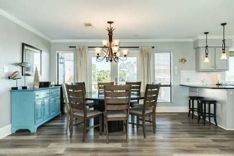 Seating for 2 more at the adjacent breakfast bar