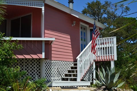 Secluded nature retreat on canal with private beach access!