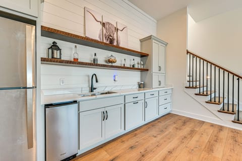 Wet Bar | Basement Level