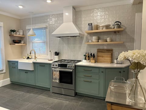 Kitchen - fully equipped with high quality appliances