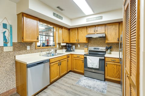 Kitchen | Drip & Keurig Coffee Makers | Dishwasher | Cooking Utensils