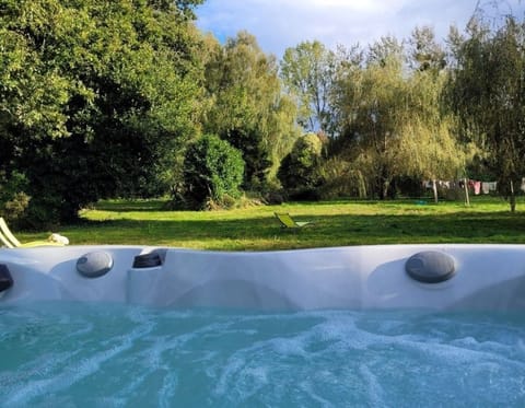 Outdoor spa tub