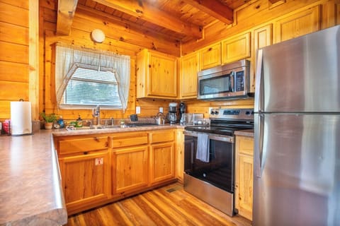 Misty Mountain Treehouse's fully-equipped kitchen