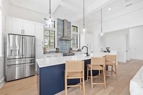 Seating for 3 at the kitchen island
