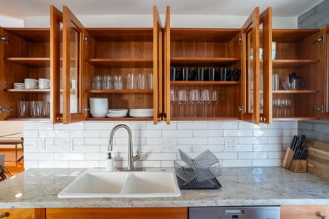 There are many other kitchen equipments not showing here. Please check "Amenities".