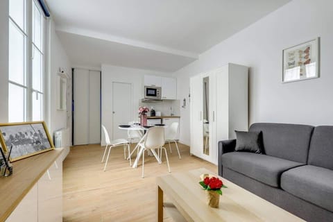 149 rue La Fayette - 75010 Paris - RETOUCHES - 18