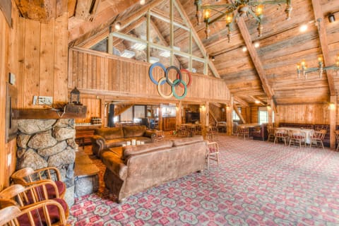 Spacious living area w/ Smart TV, fireplace, DVD player