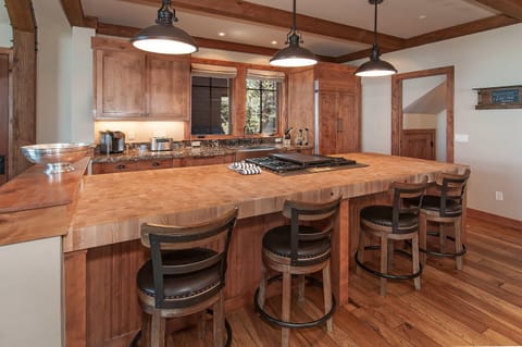 Full kitchen w/ Keurig, blender, toaster and more!