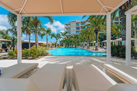 PLENTY OF SEATS AND SHADE BY THE INFINITY POOL


