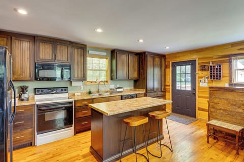 Kitchen | Main Level | Keurig Coffee Maker | Dishwasher | Cooking Basics