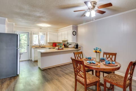 Kitchen | Dining Table | Free WiFi | Central Air Conditioning/Heat