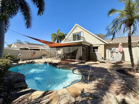 TROPICAL OASIS HOME-POOL-LANAI-HAMMOCK-PING PONG TABLE-NEAR BEACH/PARK/SHOP