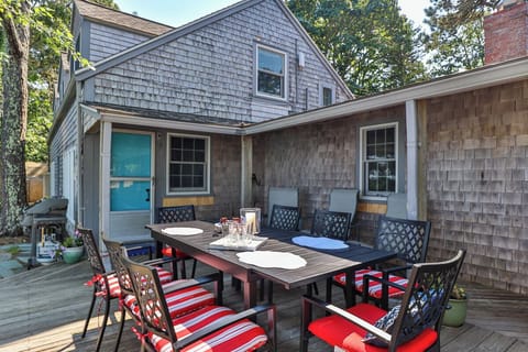 Deck with outdoor dining