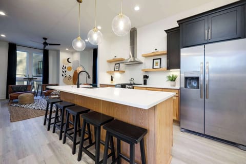 Kitchen Island: 5 Barstool Seats for Socializing.