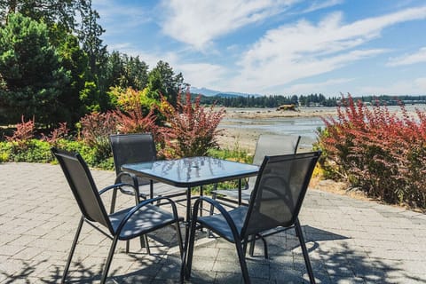 Hotel-style layout ideal for remote work and modern-day travelers. Enjoy complimentary access to the resort’s fitness center and amenities. Apartment in Vancouver Island