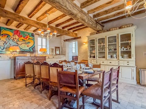 Large, warm, and fully equipped kitchen with exposed beams, terracotta tile flooring, and a comfortable table seating 14.
Ideal for memorable meals with family and friends.