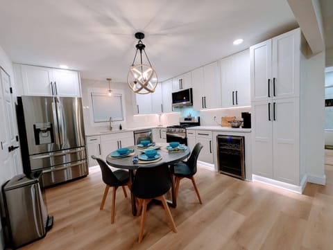 Dine and cook in style and comfort.