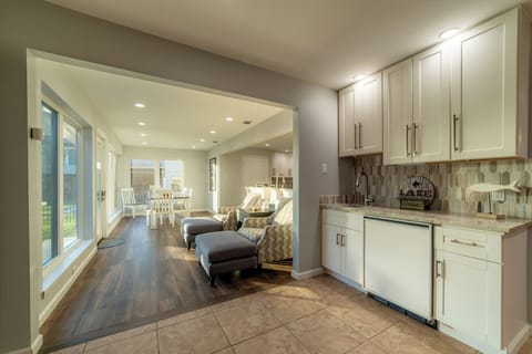 Coffee Seating area/Kitchen Table