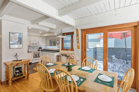 Dining Area - Telluride Lodge 337 - Vivid Vacation Rentals - Dining Area - Telluride Lodge 337 - Vivid Vacation Rentals
