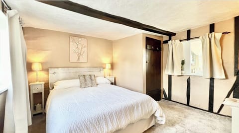 Superior Double - comfy bed,top qualiity bedlinen, plus desk/dressing table