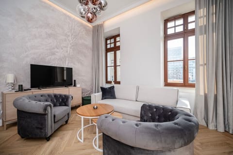 Main Living Area - Smart-TV for Your Entertainment | Book Now with RENTUJEMY.COM