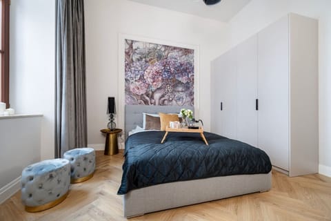 Bedroom with Queen Bed | Book Now with RENTUJEMY.COM