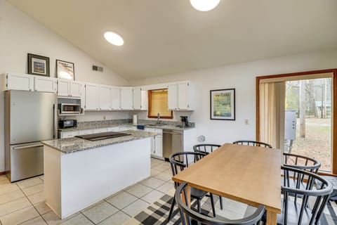 Dining Area | Dishware/Flatware Provided