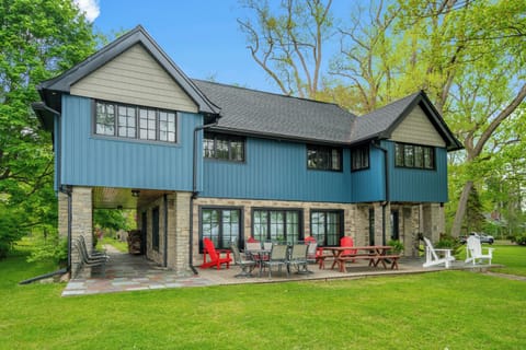 Great lake view outdoor sitting areas and dining