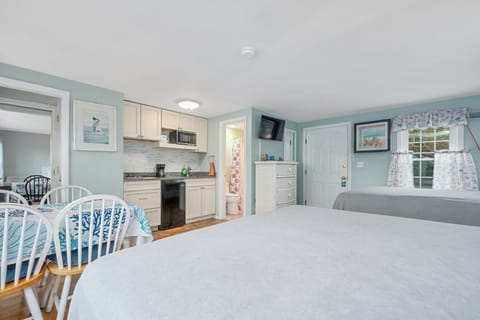 Open concept - two queen beds, kitchen and dining area with 1 bathrooms