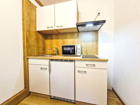 Wall, Wood, Flooring, Floor, Interior Design, Room, Apartment, Furniture, Cabinetry, Ceiling