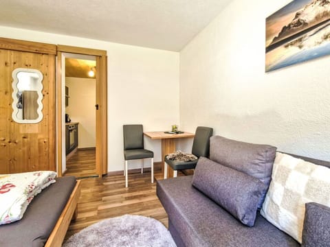 Home, Furniture, Apartment, Bed Frame, Bedroom, Bed, Suite, Wood Stain, Hotel, Hardwood