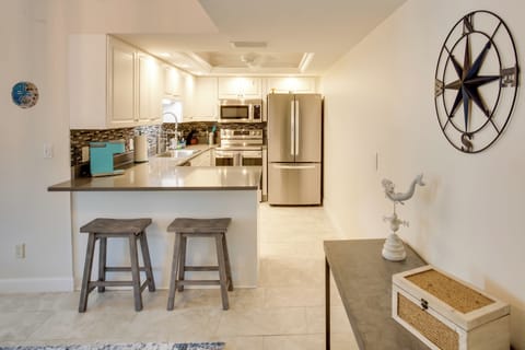 Kitchen | Breakfast Bar w/ Seating | Stainless Steel Appliances