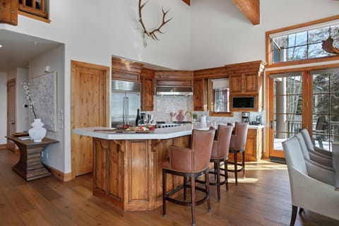 Indoors, Hardwood, Building, Dining Room, Dining Table