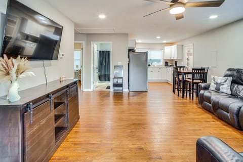 Living Room | Free WiFi | Central A/C & Heat | Smart TV