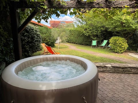 jardin-jacuzzi-maison-vacances-nature-charly-region-lyon