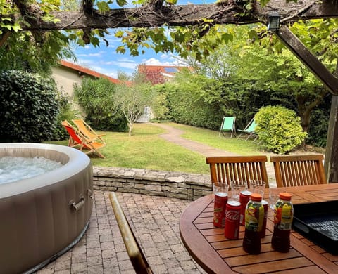 jardin-jacuzzi-maison-vacances-nature-charly-region-lyon