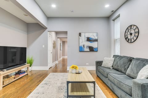 Chicago Vacation Rental | 2BR | 1BA | 1,000 Sq Ft | Stairs Required