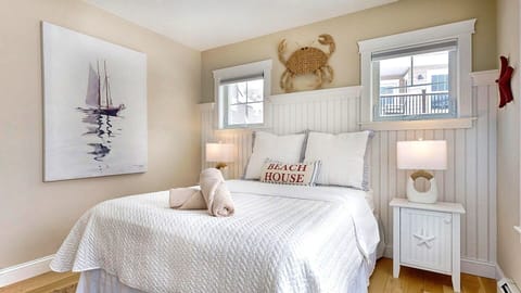 First Floor Bedroom| Queen Bed 