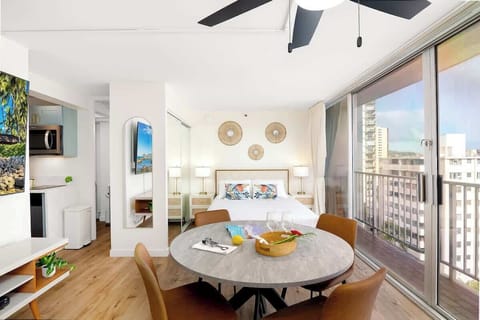 Experience a complete studio retreat with a plush queen bed, full dining table, handy kitchenette, and amazing view.