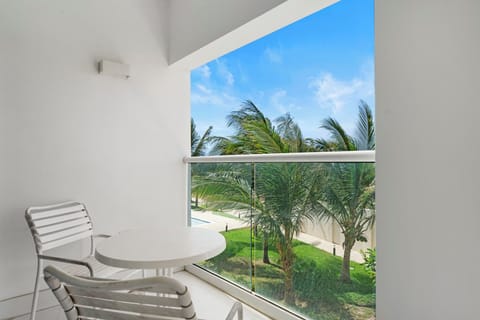 Wake up to paradise with a cozy balcony overlooking swaying palms & blue skies - Perfect spot to sip coffee, read a book, or enjoy a sunset drink in total serenity - Breathe in the fresh air & soak in the tropical vibes, your private escape awaits