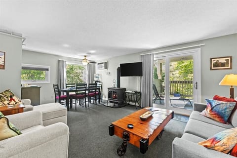 Sweet Stowe Getaway: 2BR Condo w/ Pool, Hot Tub! (5949)