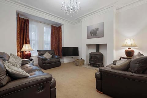 An open-plan living room equipped with a SMART TV with Netflix and a comfortable sofa to sit down and relax. 