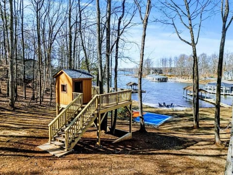 Treehouse Escape – A charming treetop hideaway for kids and adults alike.